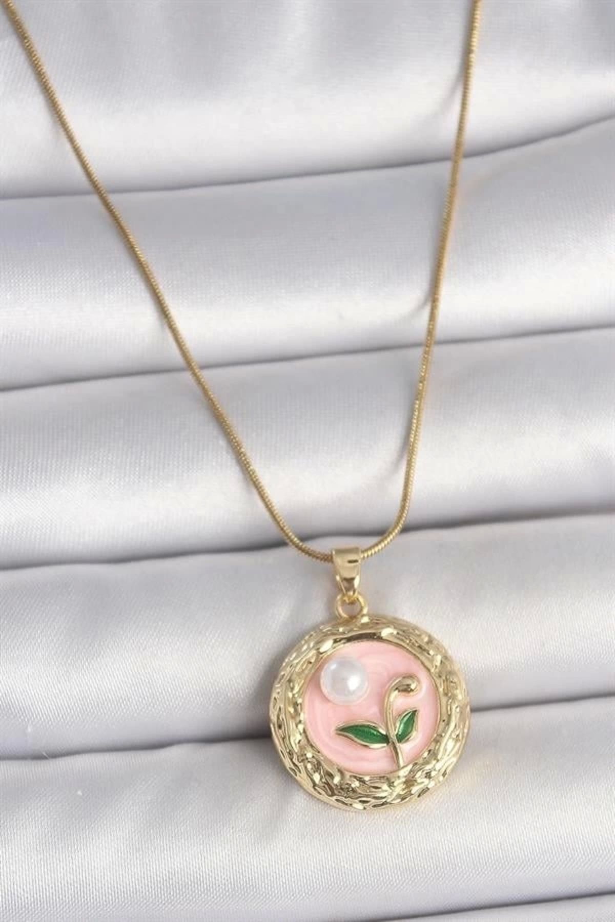 Lale Moda 316L Çelik Gold Renk Zincir Pembe Çiçek İşlemeli inci Detay Portre Model Kadın Kolye