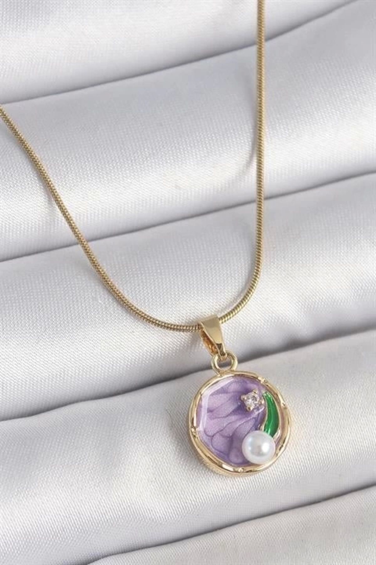 Lale Moda 316L Çelik Gold Renk Zincir Mor Çiçek İşlemeli Zirkon Taş İnci Detaylı Minimal Portre Model Kadın Ko