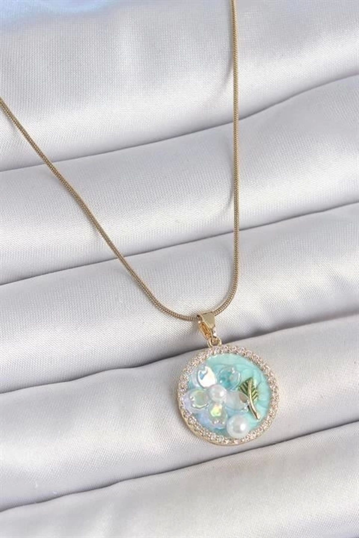 Lale Moda 316L Çelik Gold Renk Zincir Zirkon Taş Detaylı Mavi Mineli Çiçek İşlemeli İnci Detay Kadın Kolye