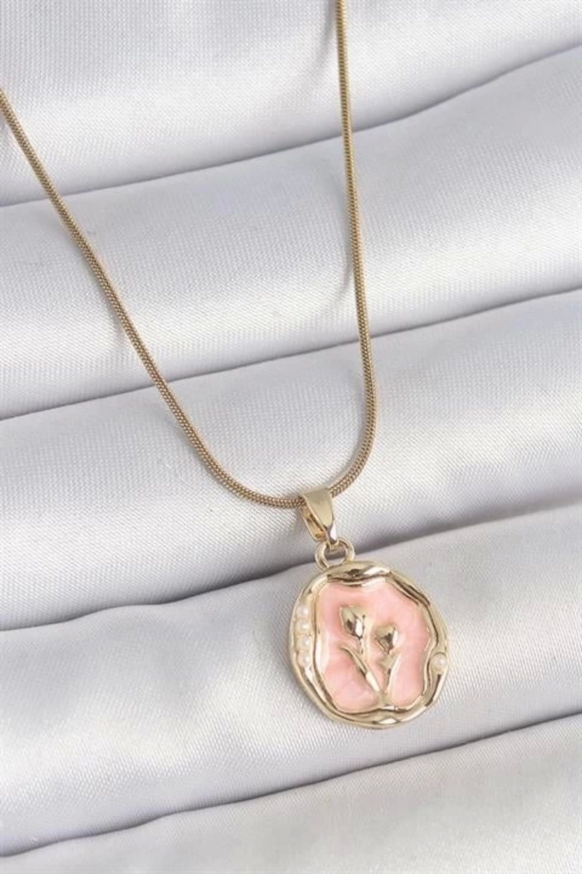 Lale Moda 316L Çelik Gold Renk Zincir Pembe Mineli Çiçek İşlemeli Portre Model Kadın Kolye