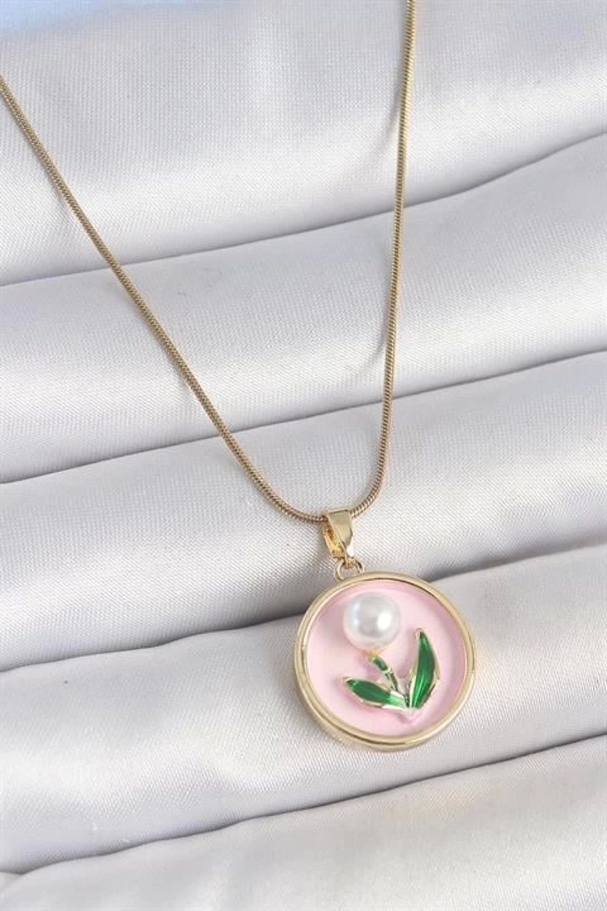 Lale Moda 316L Çelik Gold Renk Zincir Pembe Mineli İncili Çiçek İşlemeli Portre Model Kadın Kolye