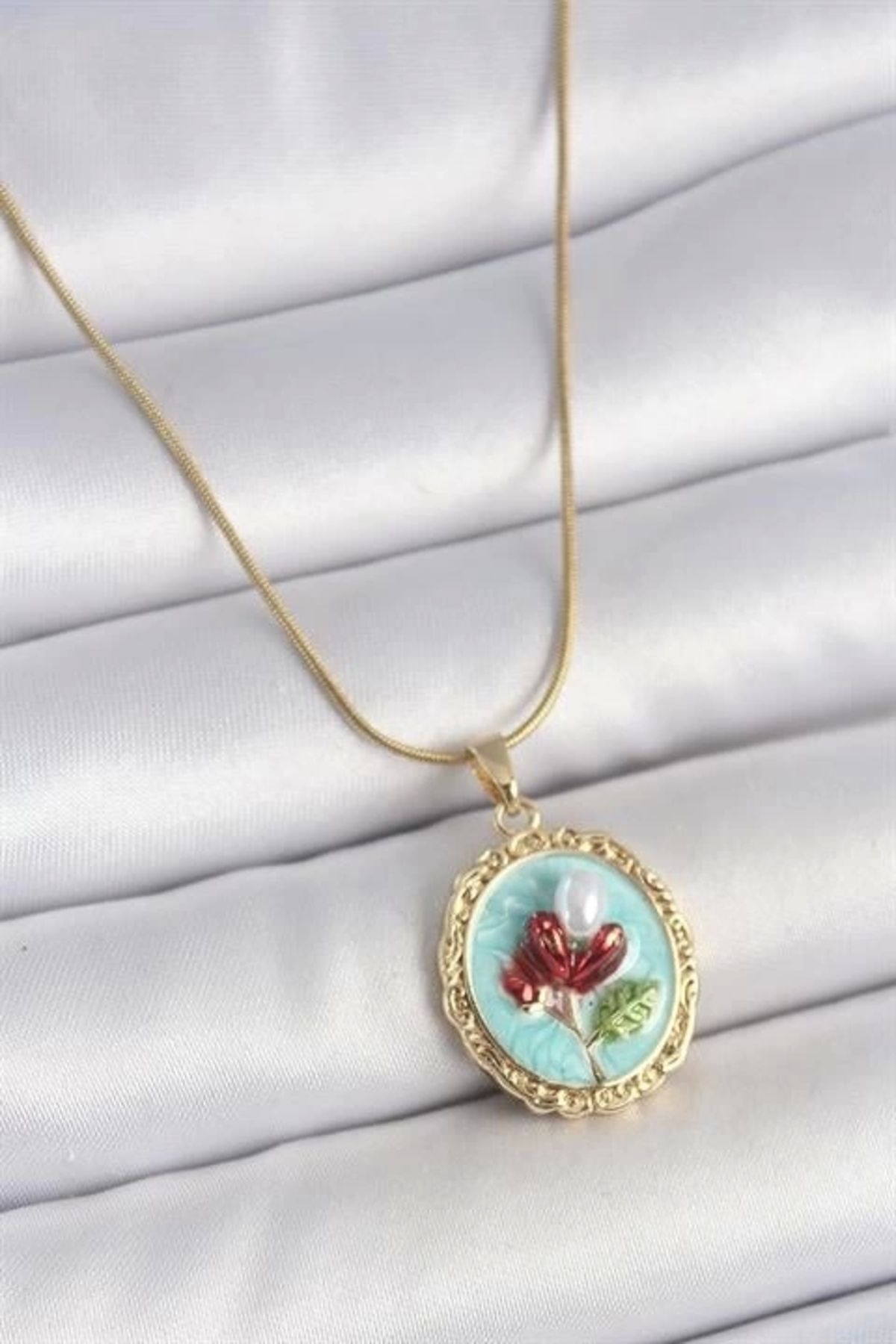 Lale Moda 316L Çelik Gold Renk Zincir Turkuaz Mineli İncili Çiçek İşlemeli Portre Model Kadın Kolye