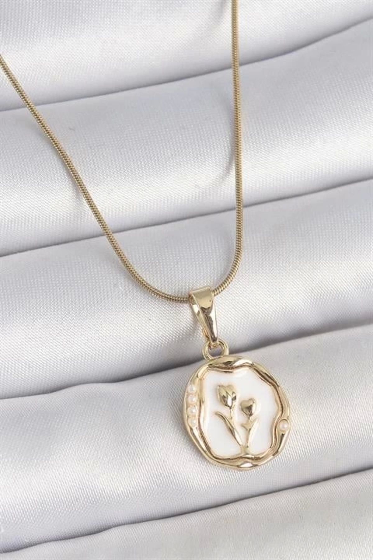 Lale Moda 316L Çelik Gold Renk Zincir Beyaz Minel Çiçek İşlemeli Portre Model Kadın Kolye