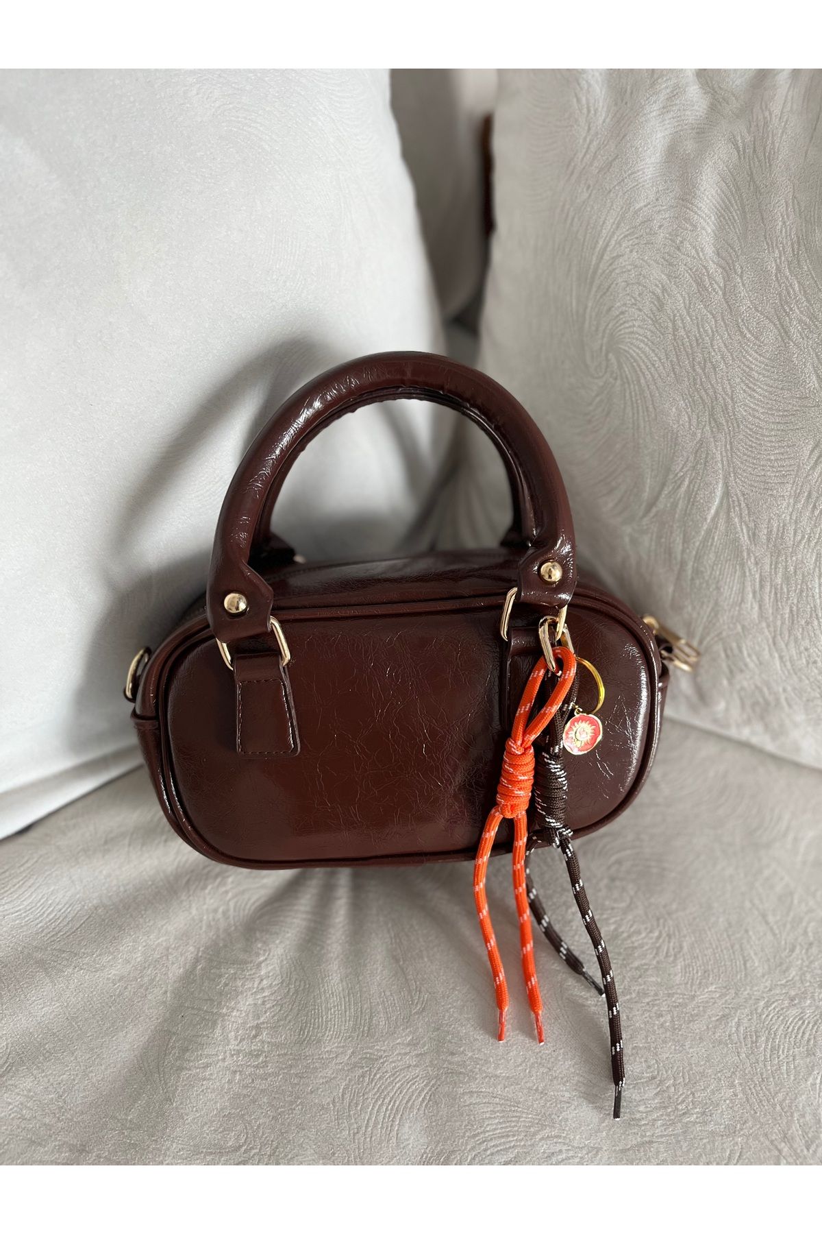 SEPT CREATION Kahverengi El ve Çapraz Çanta Turuncu Charm Detaylı