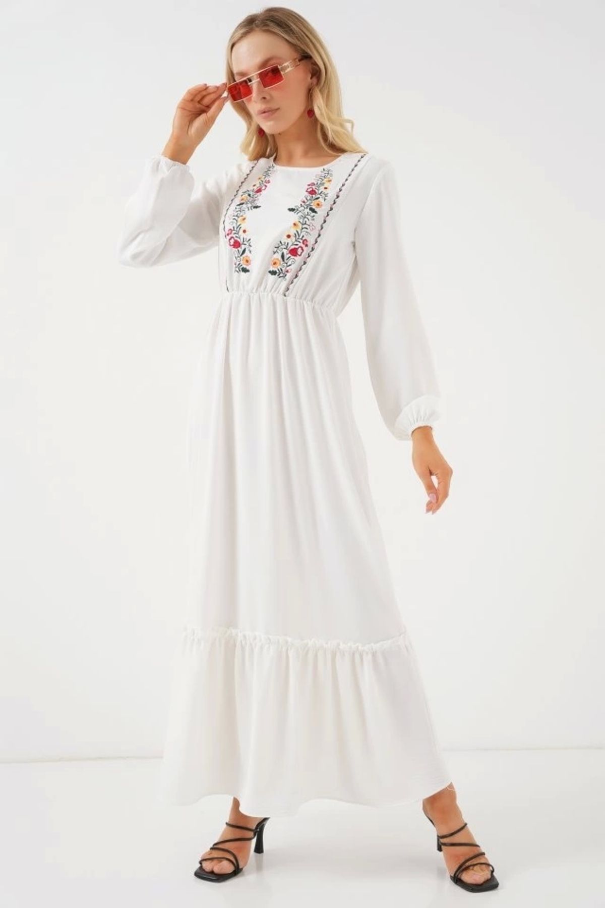 Butik Nakışlı Uzun Tesettür Elbise 2550 - Beyaz
