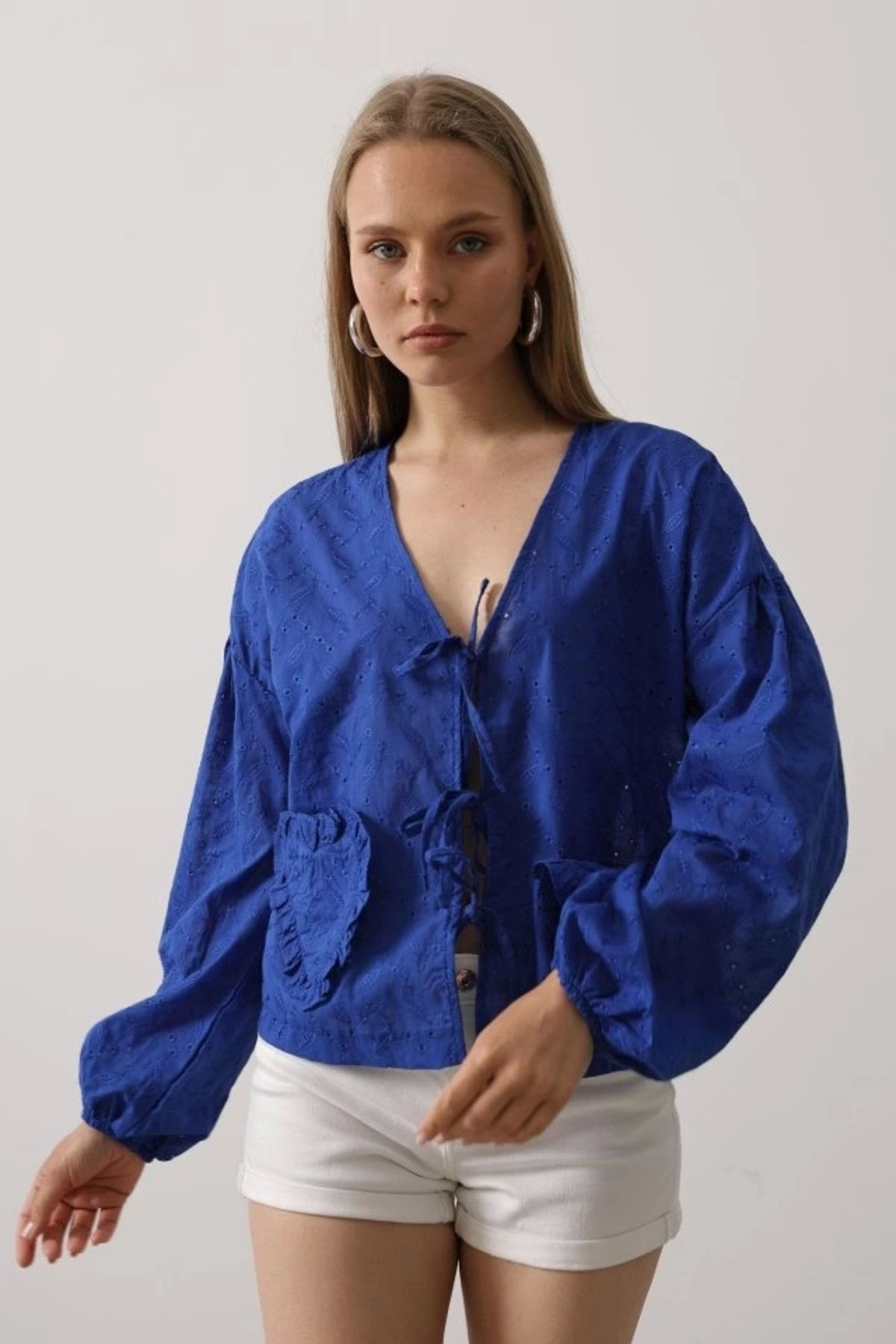 Butik Kalp Detaylı Bağlamalı Brode Bluz - Saks