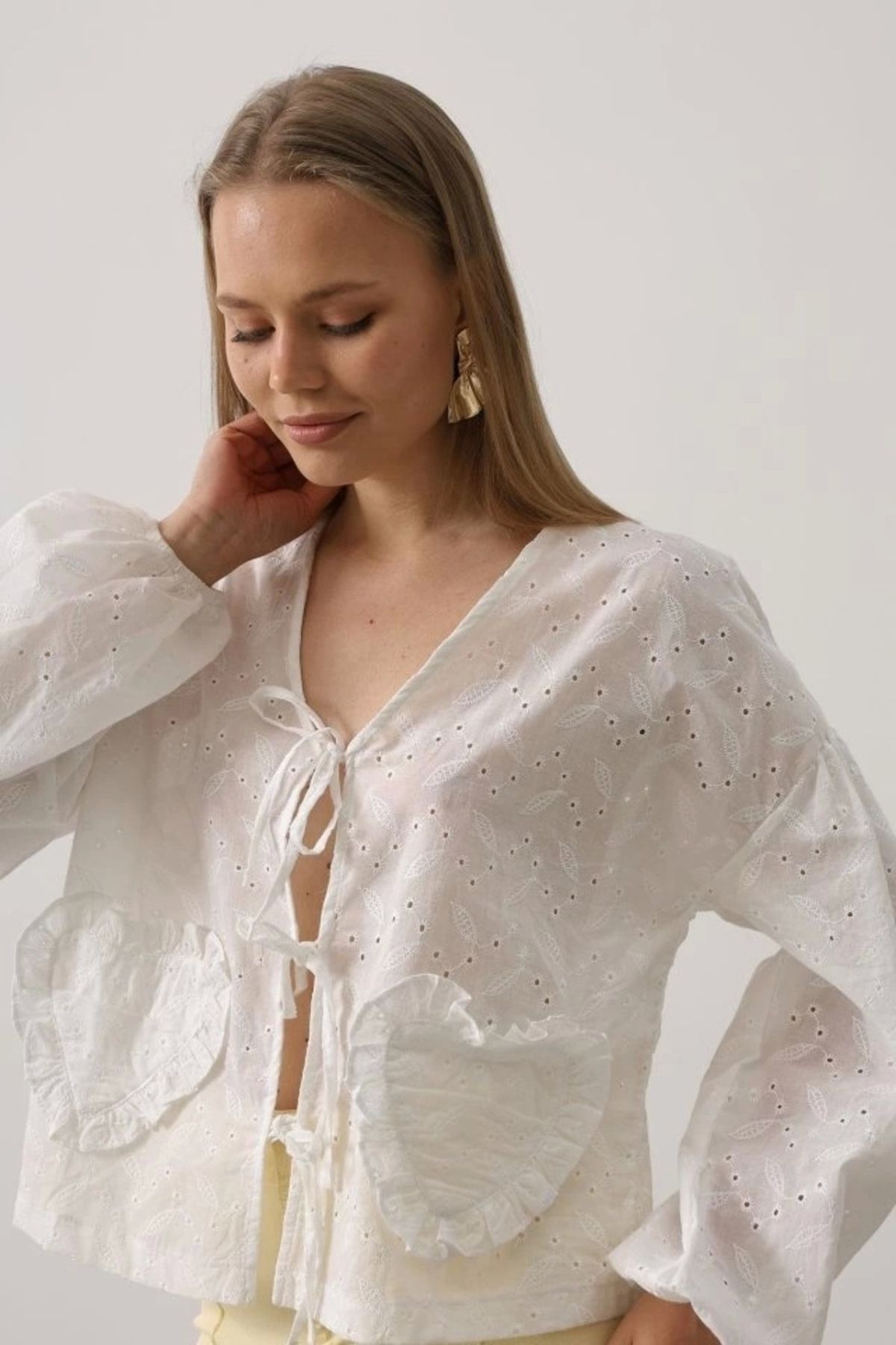 Butik Kalp Detaylı Bağlamalı Brode Bluz - Beyaz