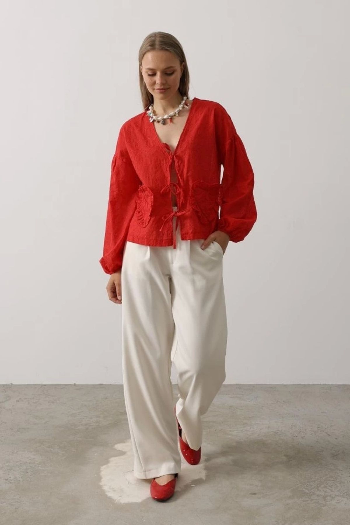 Butik Kalp Detaylı Bağlamalı Brode Bluz - Kırmızı