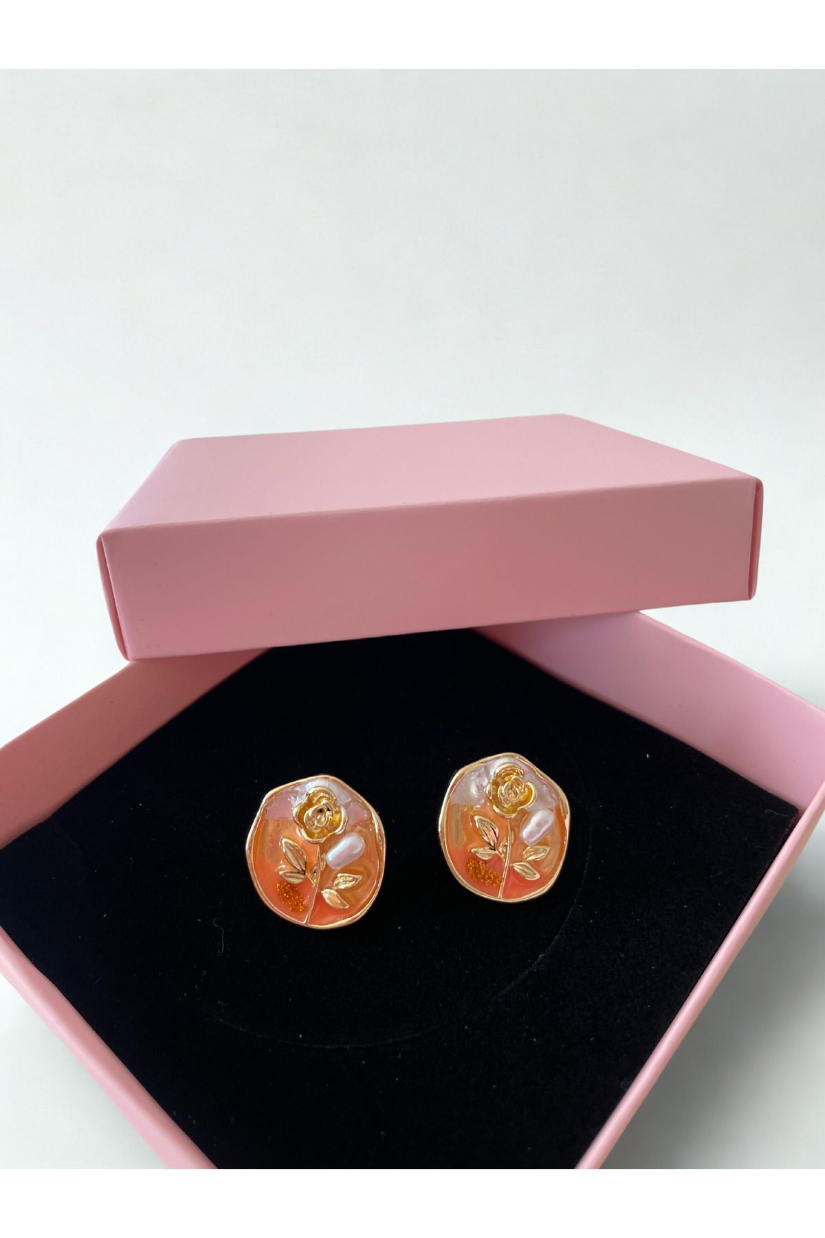 Ela accessories Vintage Çiçekli İnci Detaylı Gold Çelik Küpe