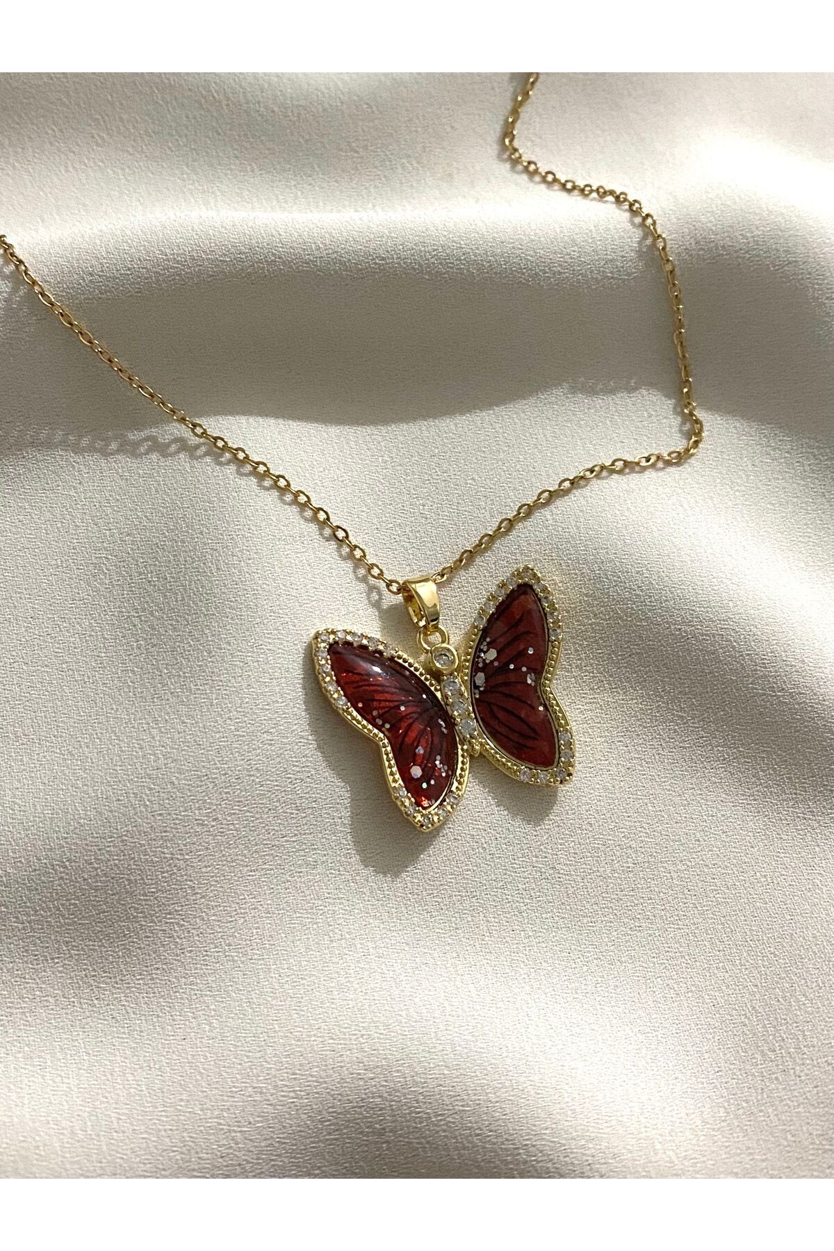 GLOW LUXE Çelik Zincirli Gold Renk Kırmızı Zirkon Taş Kelebek Tasarımlı Kolye
