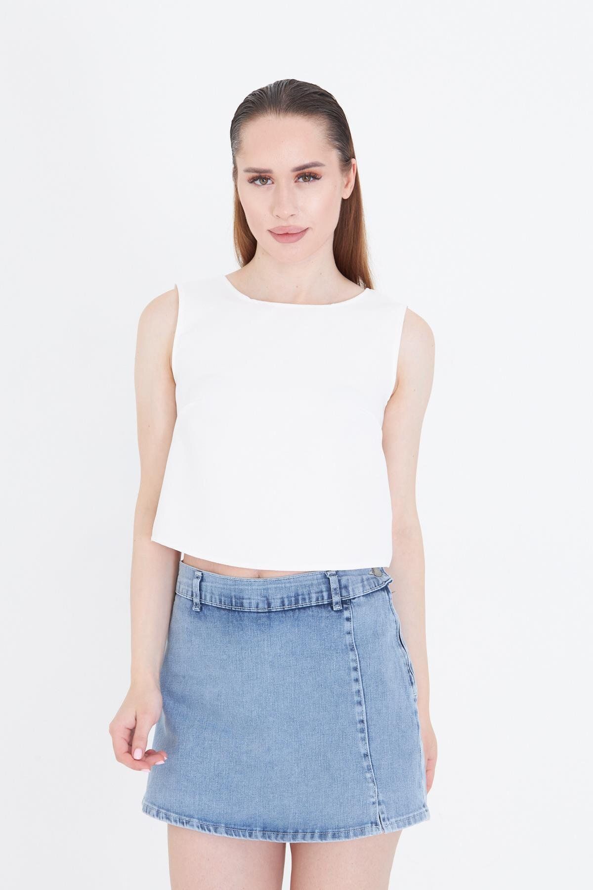 Kutaf Beyaz Sırt Detaylı Kolsuz Bluz – Düğüm Detay & Minimal Stil