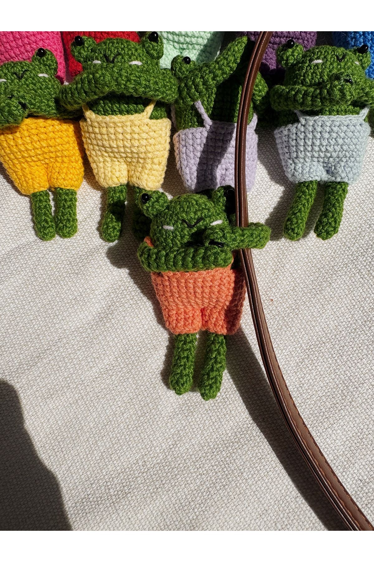 Sustaina Craft Kurbağa Amigurumi Çanta Charmı, Sarılan Kurbağa Çanta Süsü