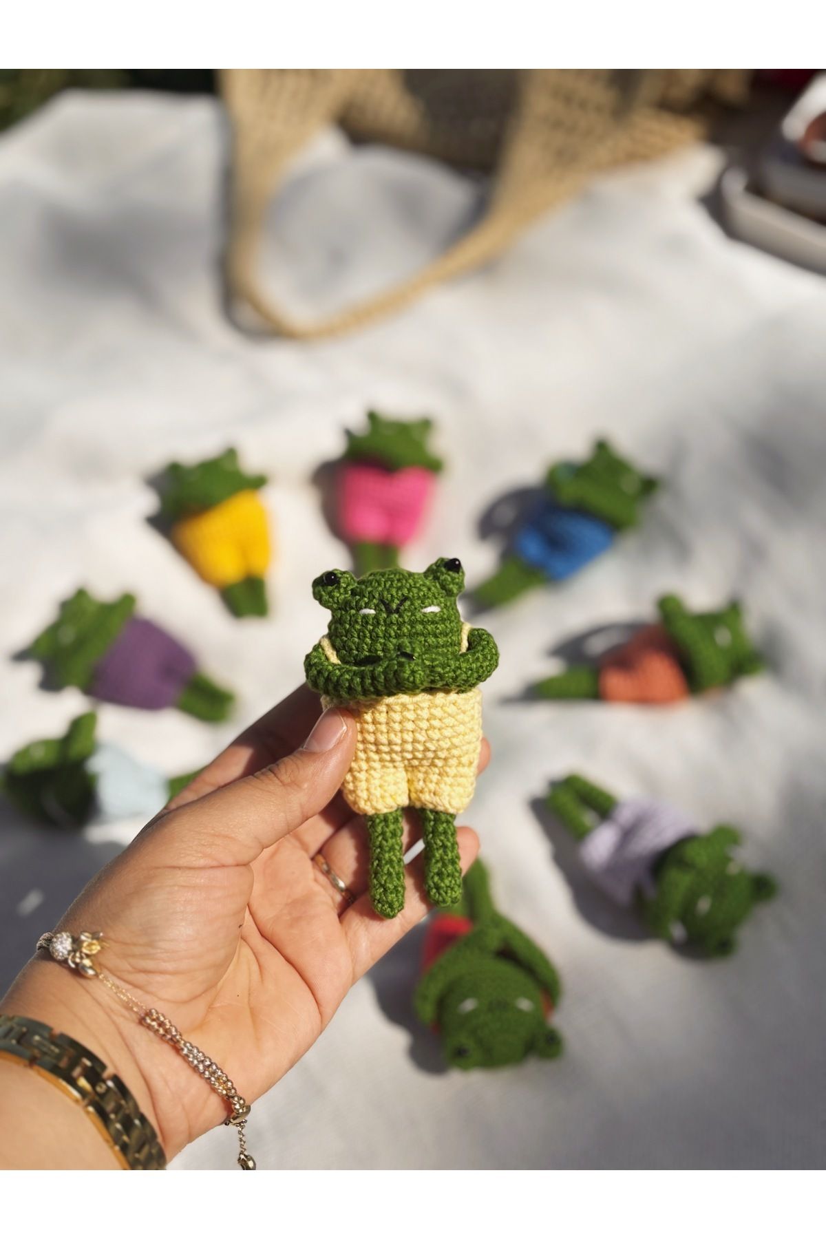 Sustaina Craft Kurbağa Amigurumi Çanta Charmı, Sarılan Kurbağa Çanta Süsü