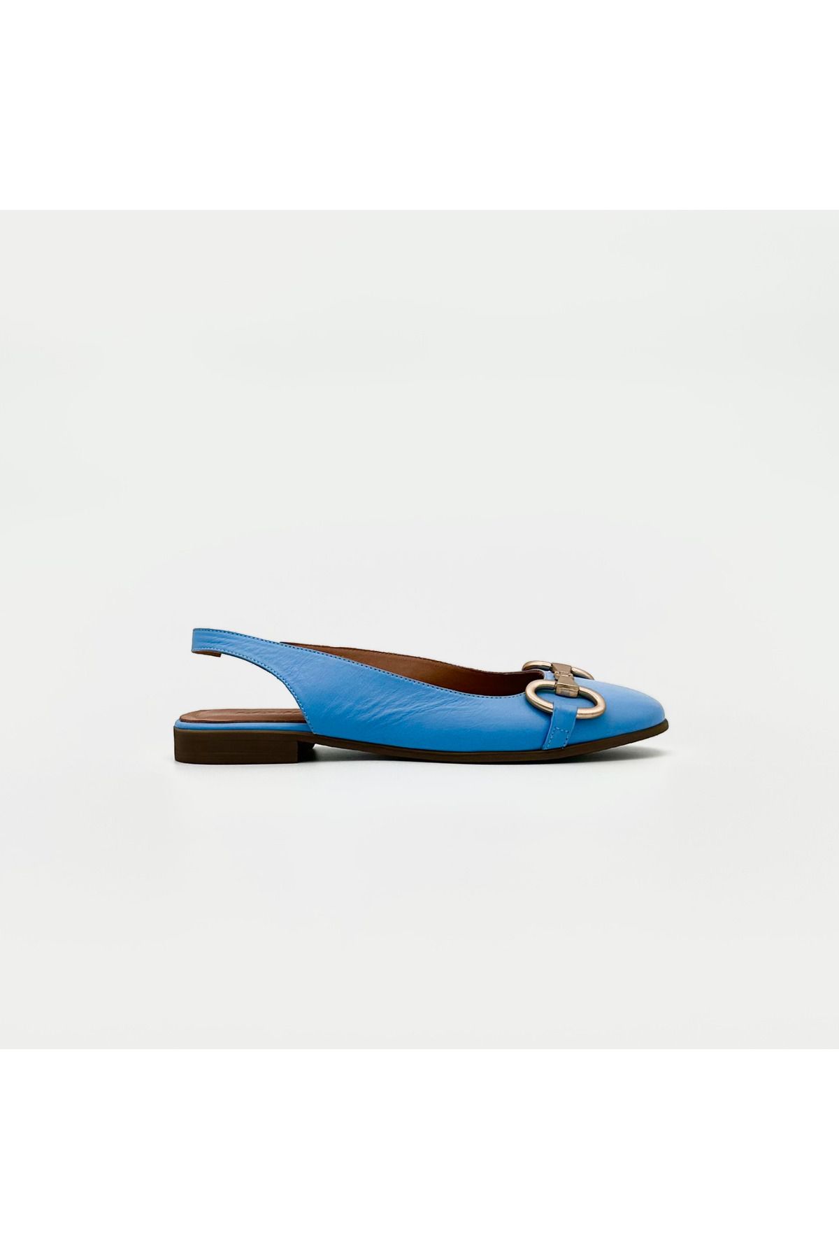 Folle Mavi Deri Slingback Babet – Altın Aksesuarlı Şık Tasarım