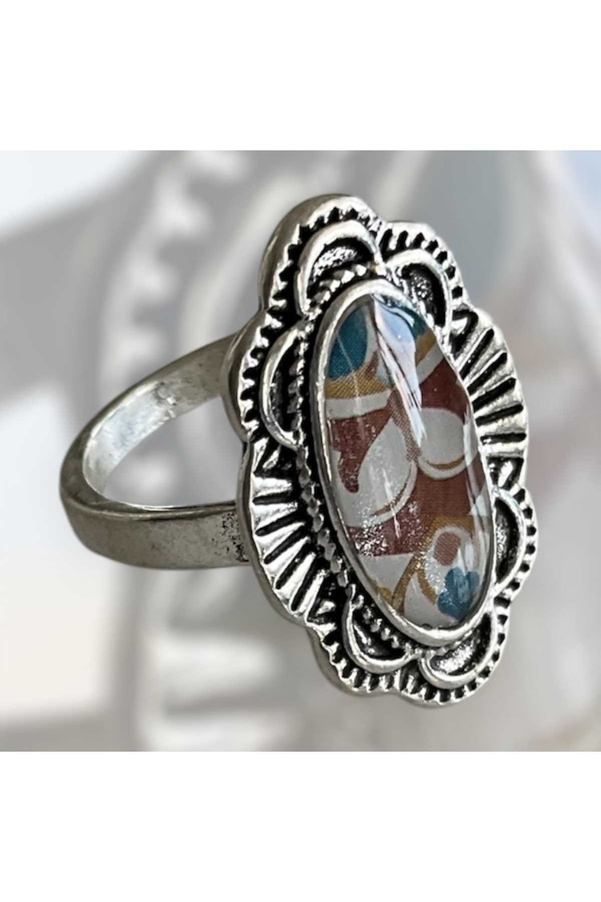 BaublesNme El yapımı,epoksi detaylı yüzük vintage esintili metal çerçevesiyle nostaljik bir dokunuş katıyor
