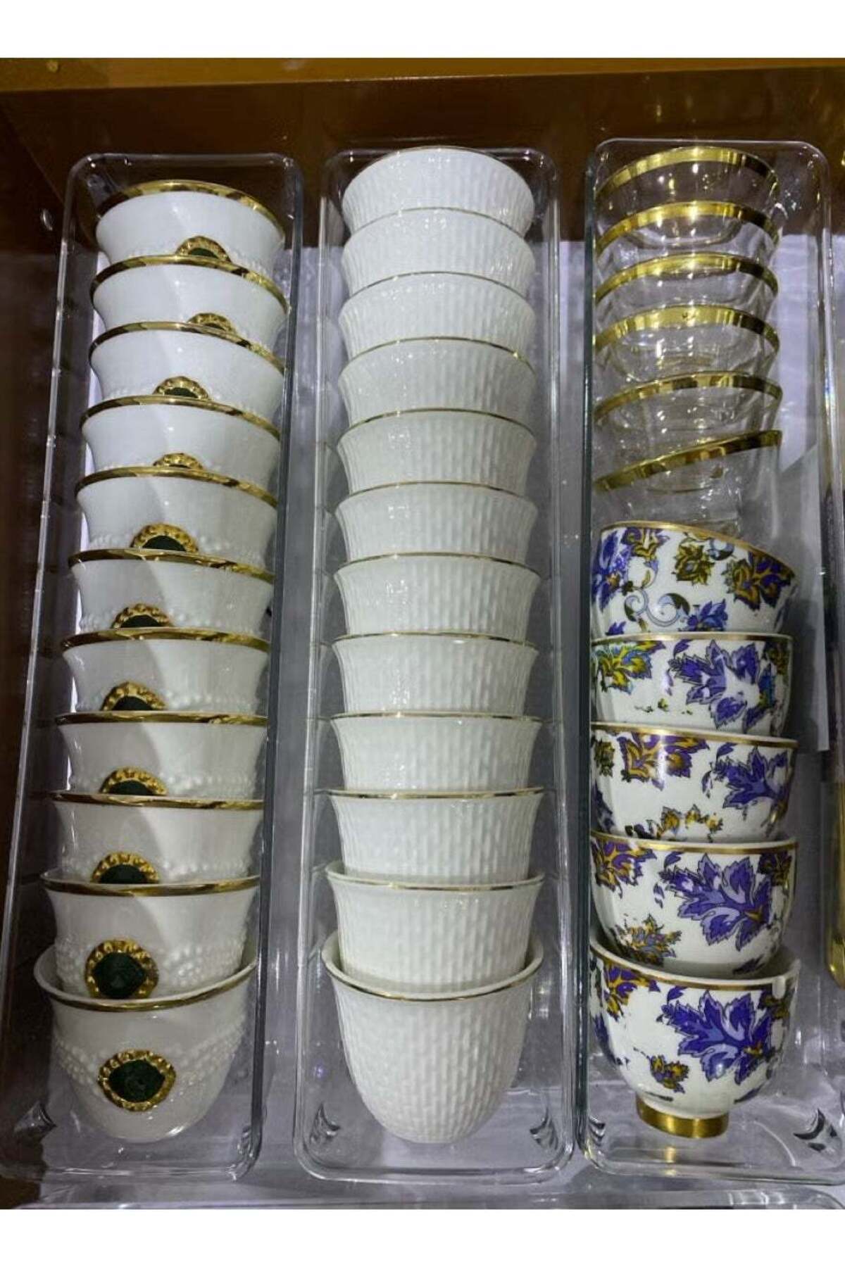 مجموعة من منظمين شفافين للأكواب والملاعق