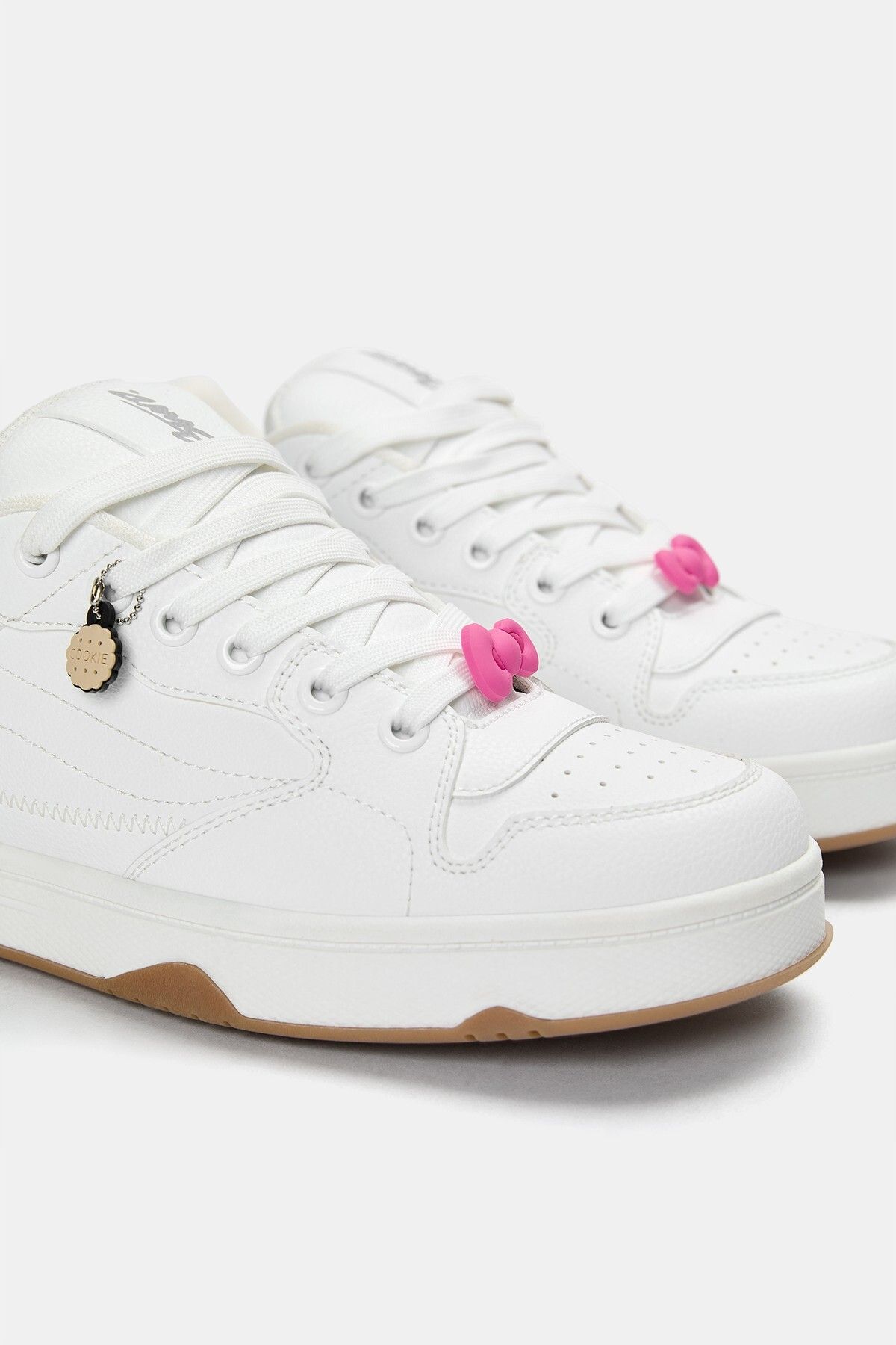 Pull & Bear-Skater trainers with Hello Kitty charms 6