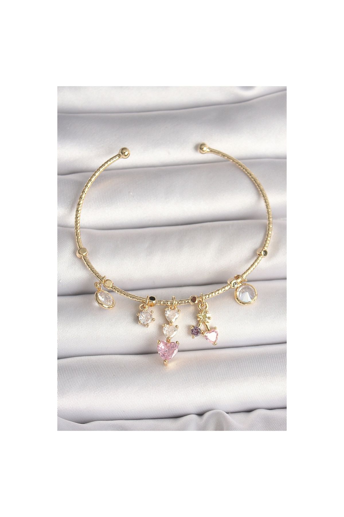 maarketim Pirinç Gold Renk Sallantı Zirkon Taşlı Kalp Figür Pembe Kalp Detay Charm Kadın Bileklik