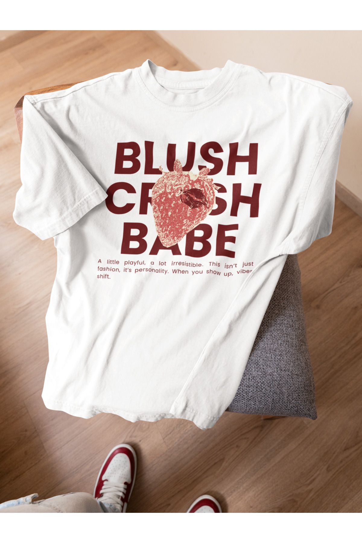 Lyonis Kadın Beyaz Oversize Strawberry Crush Baskılı Bisiklet Yaka Penye T-Shirt