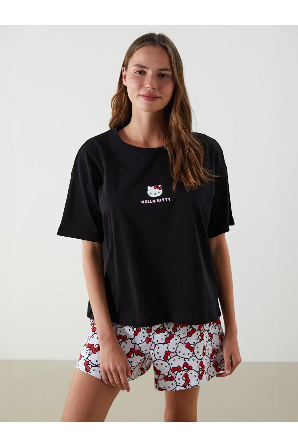 LC Waikiki LCW Young Ekru Bisiklet Yaka Hello Kity Baskılı Kadın Şortlu Pijama Takımı