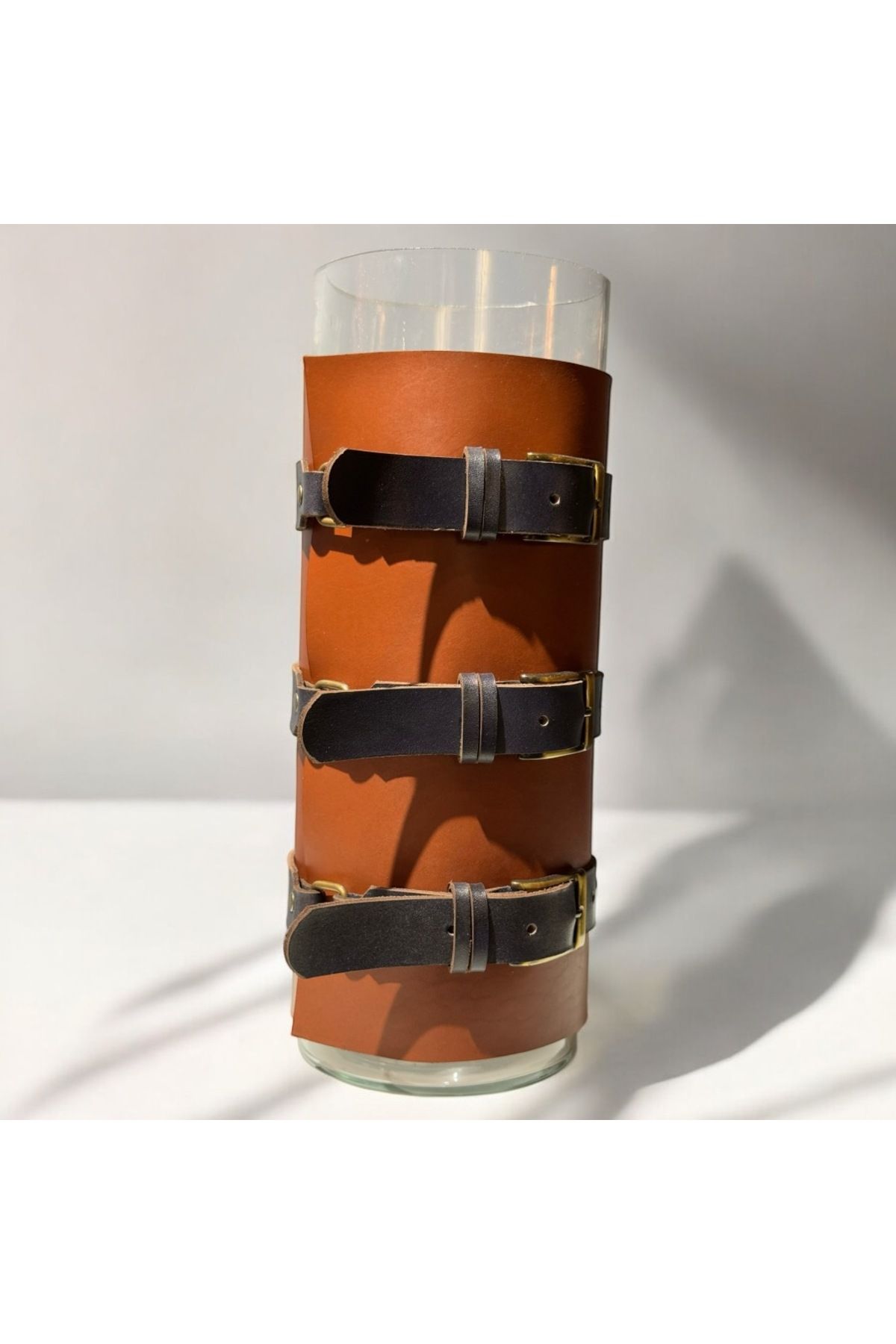 MOLOUD DESIGN ATELIER Jaka Orange Medium Modeli Deri Kaplama ve Kemerli Cam Vazo