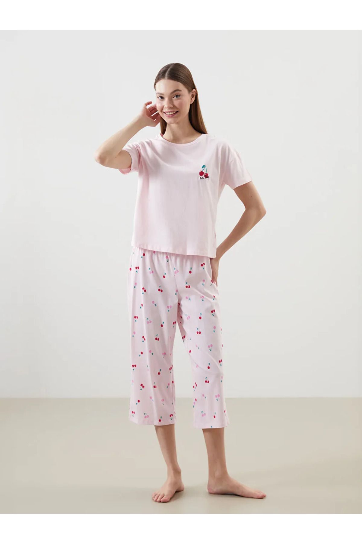 LC Waikiki LCW Young Pembe Bisiklet Yaka Baskılı Kadın Kaprili Pijama Takımı