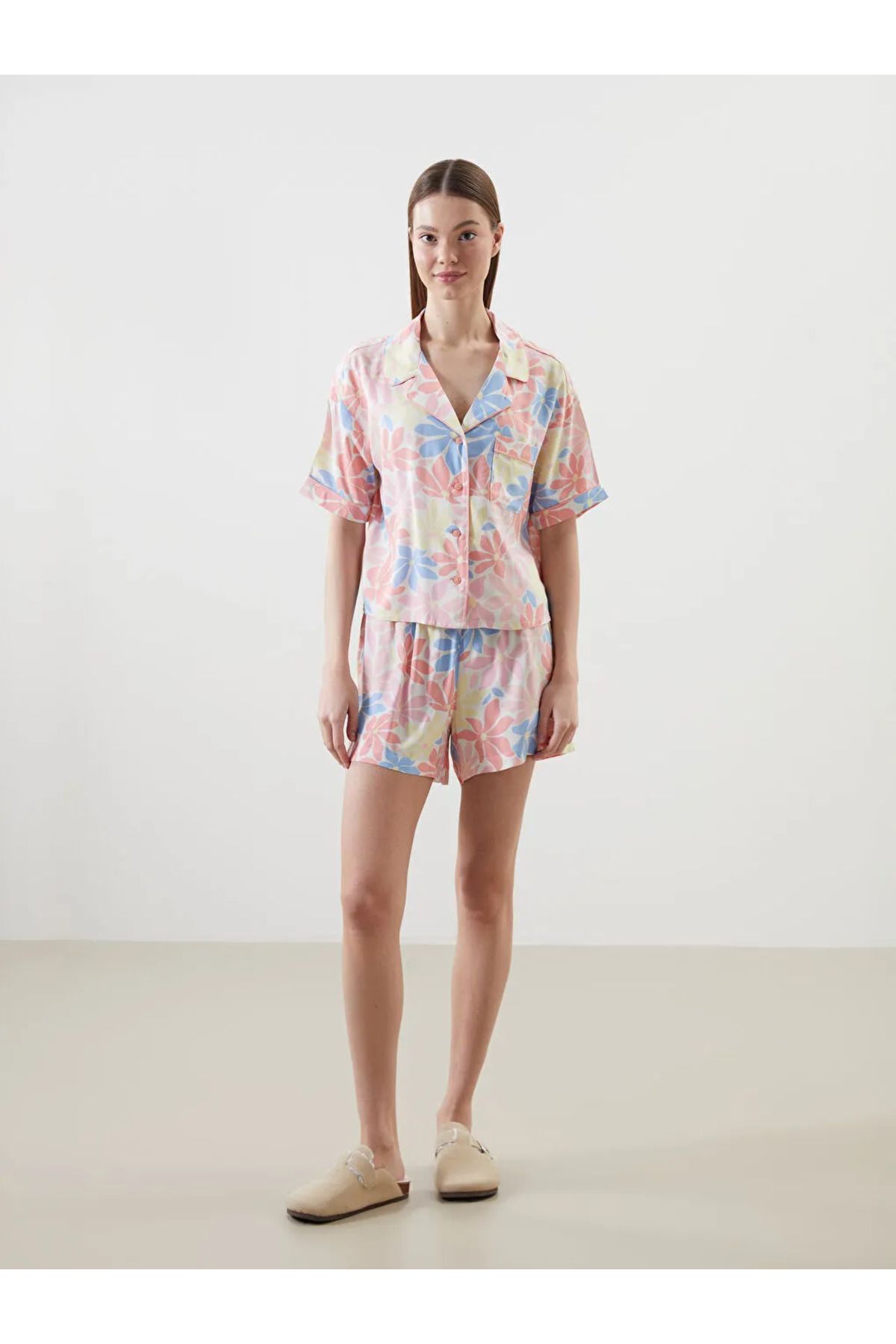 LC Waikiki LCW DREAM Mercan Gömlek Yaka Çiçekli Kadın Şortlu Pijama Takımı
