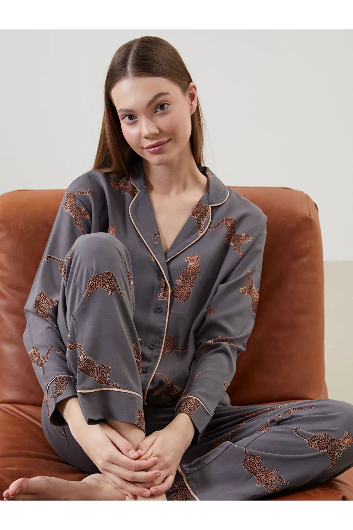 LC Waikiki LCW DREAM Antrasit Gömlek Yaka Leopar Desenli Kadın Pijama Takımı