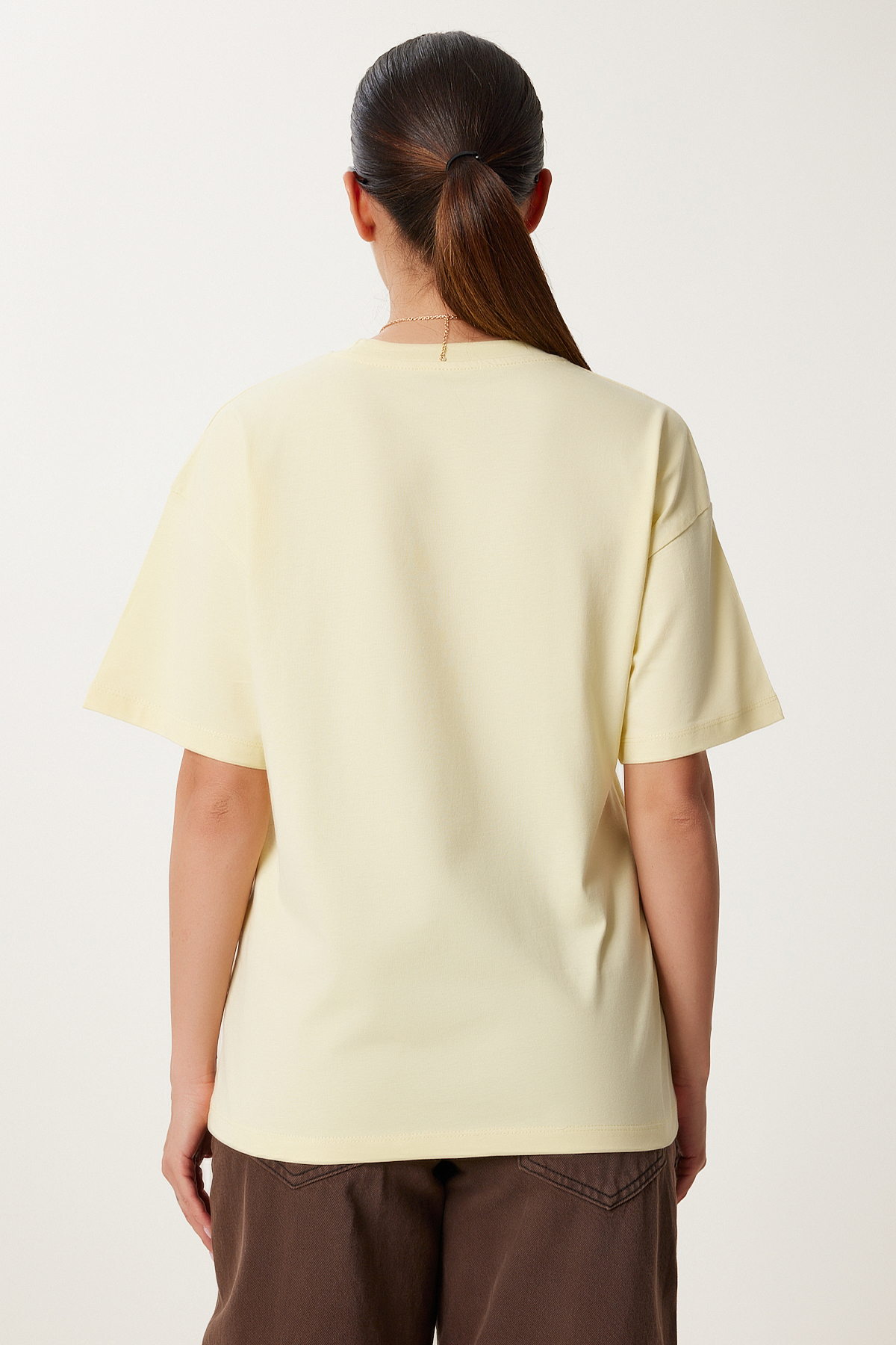 Happiness İstanbul  Kadın Sarı Baskılı Oversize Pamuklu Örme T-Shirt CR00508 - Görsel 4