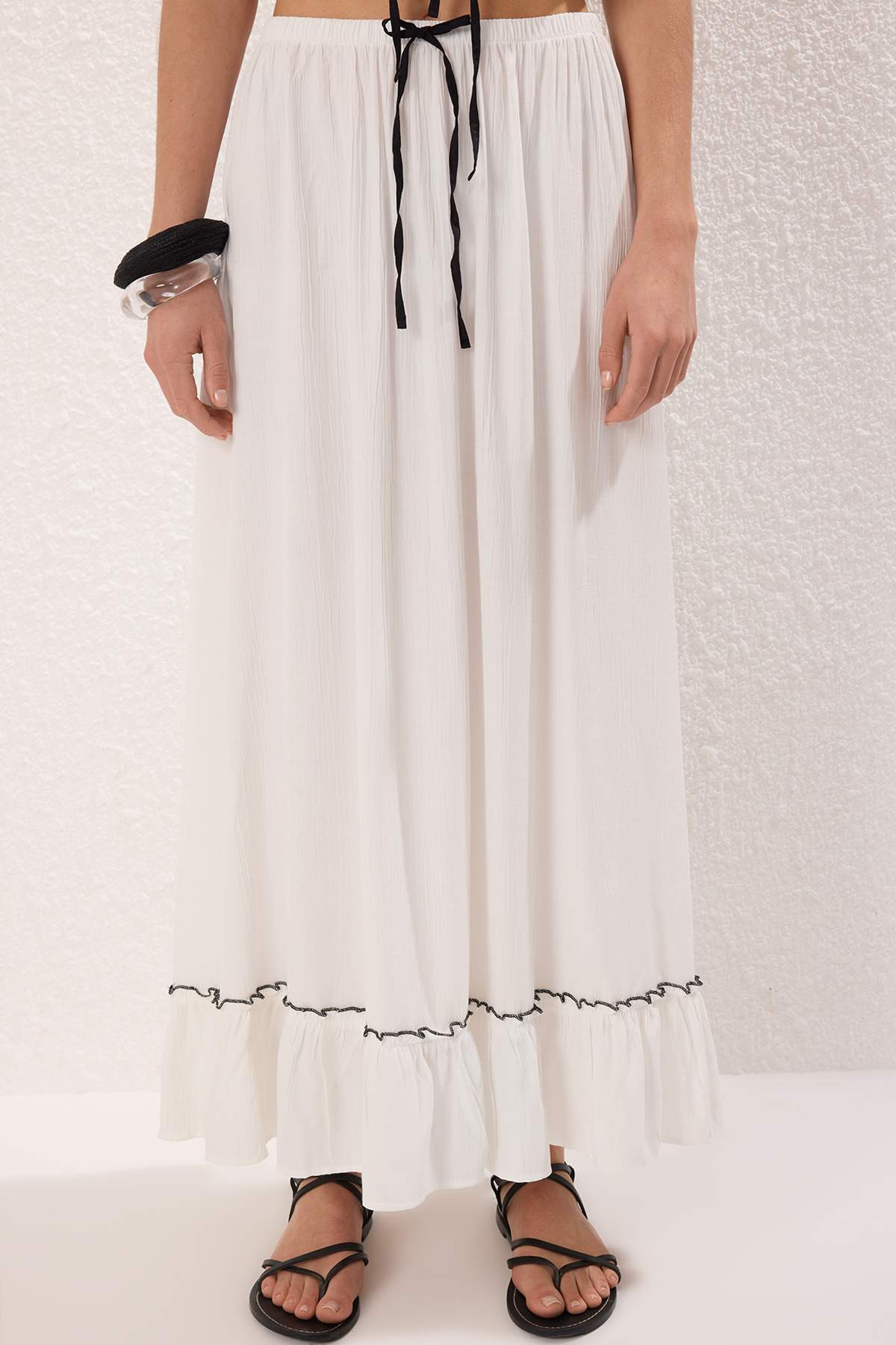 Trendyolmilla  Beyaz Dokuma Fiyonklu Maxi Plaj Yüksek Bel Bluz-Etek Takım TBESS25AU00110 - Görsel 3