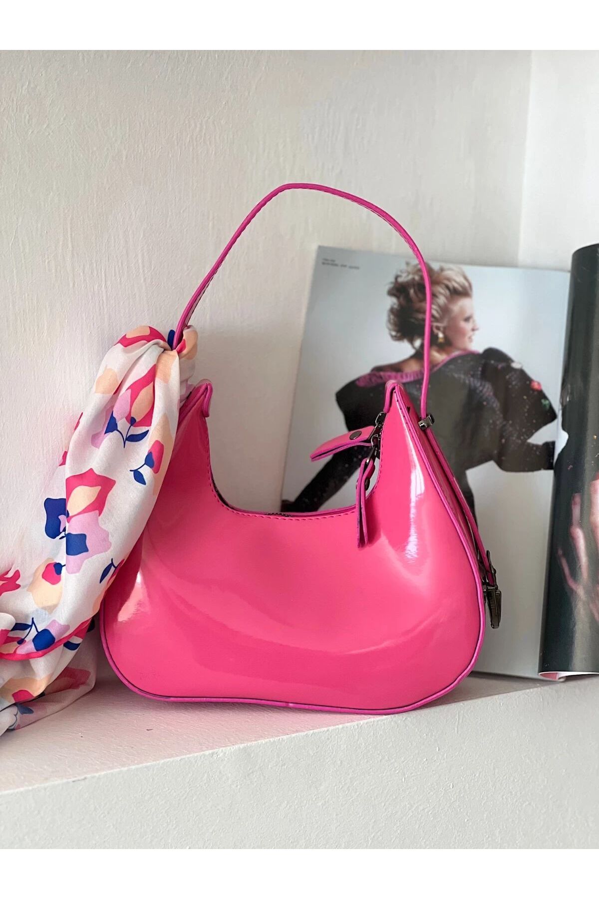 olivia gate Kadın Rugan Deri Baget Cherry Bag Fermuar Kapamalı Askı Detaylı Kol Çantası FULARSIZDIR