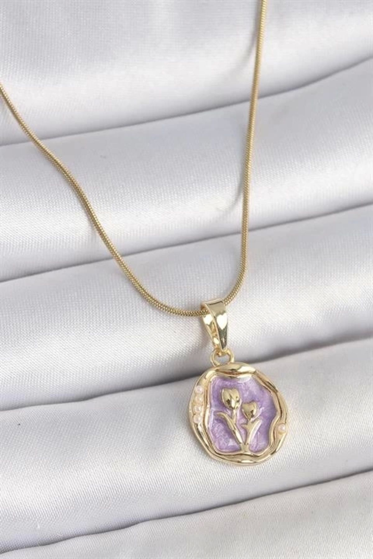 Merev 316L Çelik Gold Renk Zincir Mor Mineli Çiçek İşlemeli Portre Model Kadın Kolye