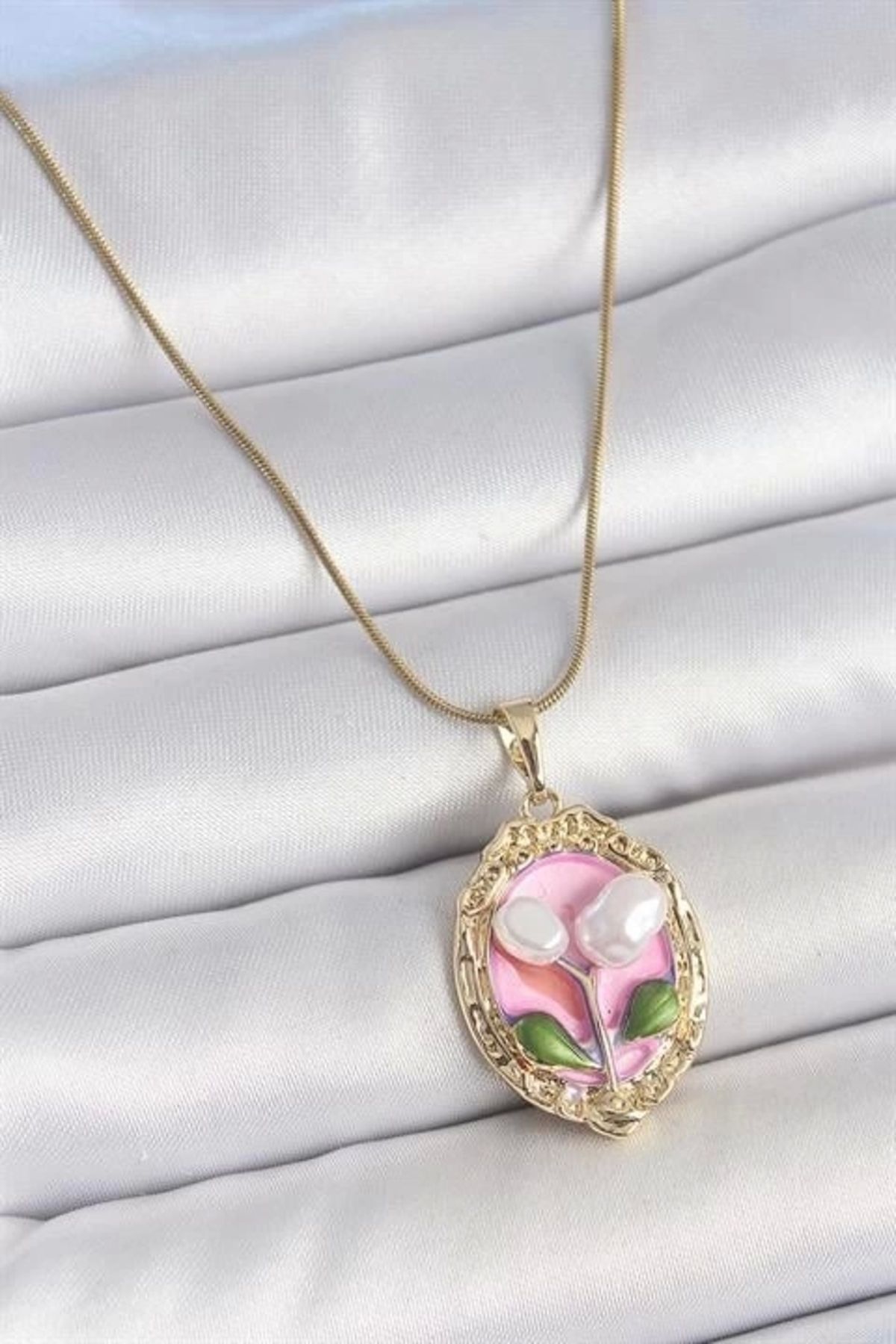 Merev 316L Çelik Gold Renk Zincir Pembe Mineli İncili Çiçek İşlemeli Portre Model Kadın Kolye