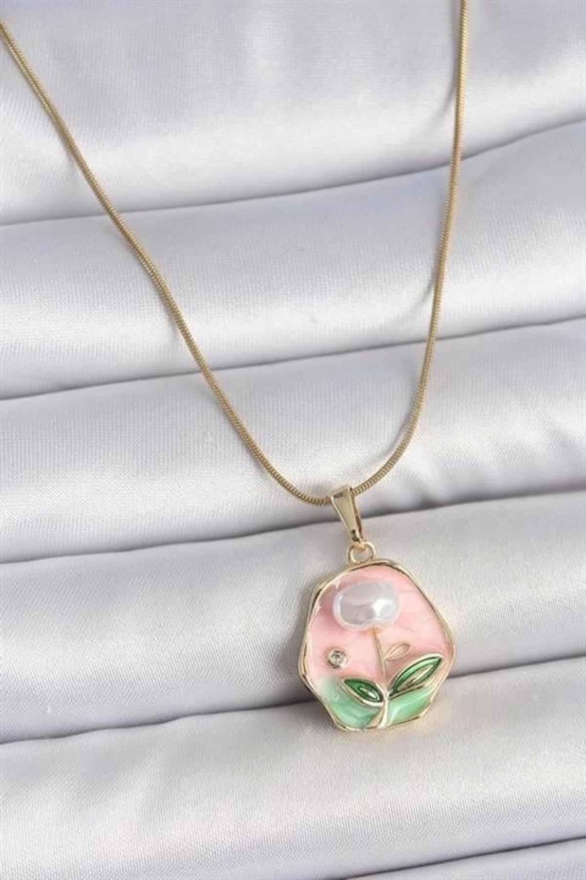 Merev 316L Çelik Gold Renk Zincir Pembe Çiçek İşlemeli İnci Detay Portre Model Kadın Kolye