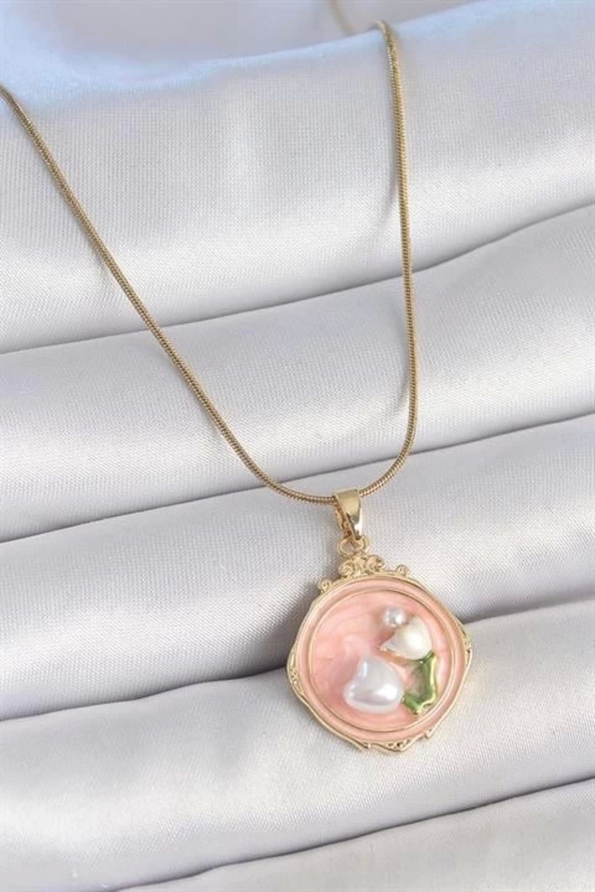 Merev 316L Çelik Gold Renk Zincir Pembe Mineli İncili Çiçek İşlemeli Portre Model Kadın Kolye