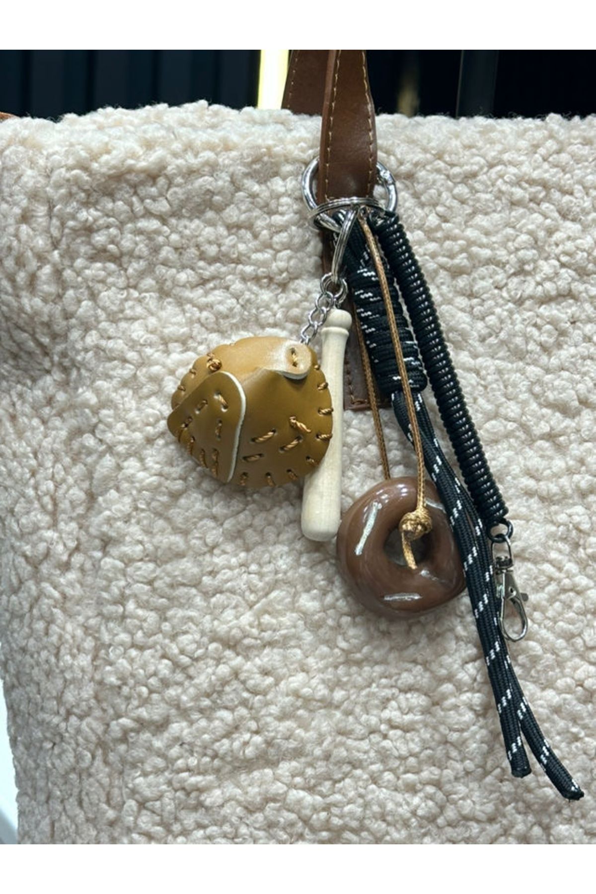 Assia Atelier Beyzbol Temalı Mini Çanta Süsü & Anahtarlık Charm – Top ve Beyzbol Sopası Detaylı Aksesuar