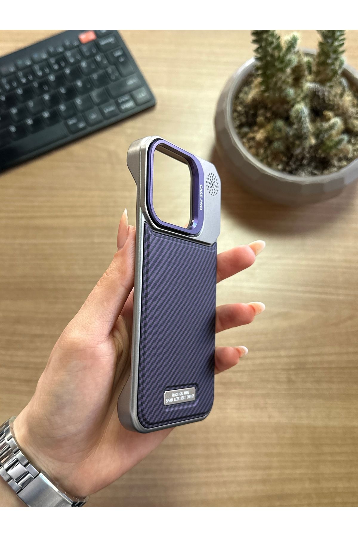 MTL iPhone 15 Pro Standlı karbon Kılıf Soocase624