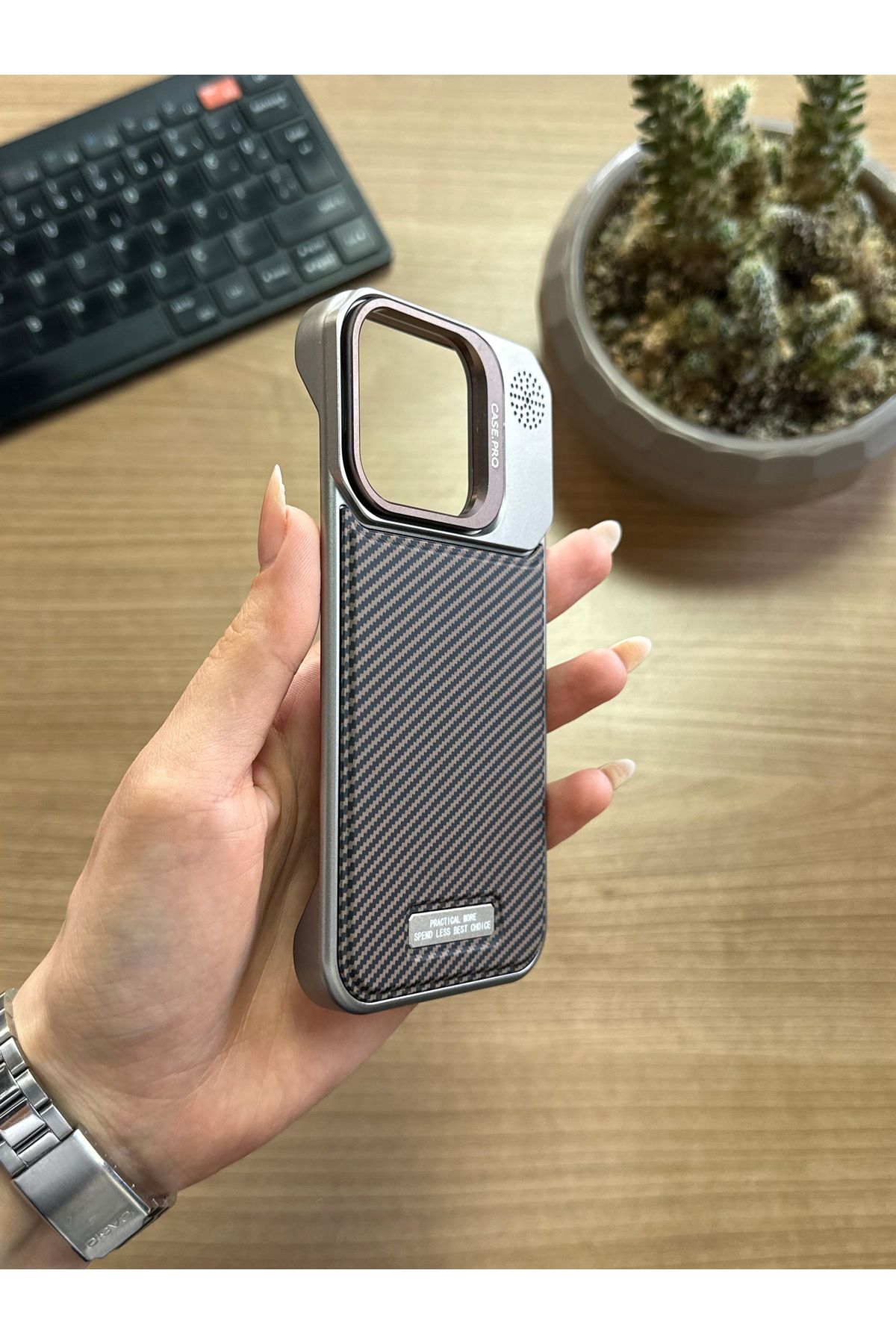 MTL iPhone 15 Pro Standlı karbon Kılıf Soocase624