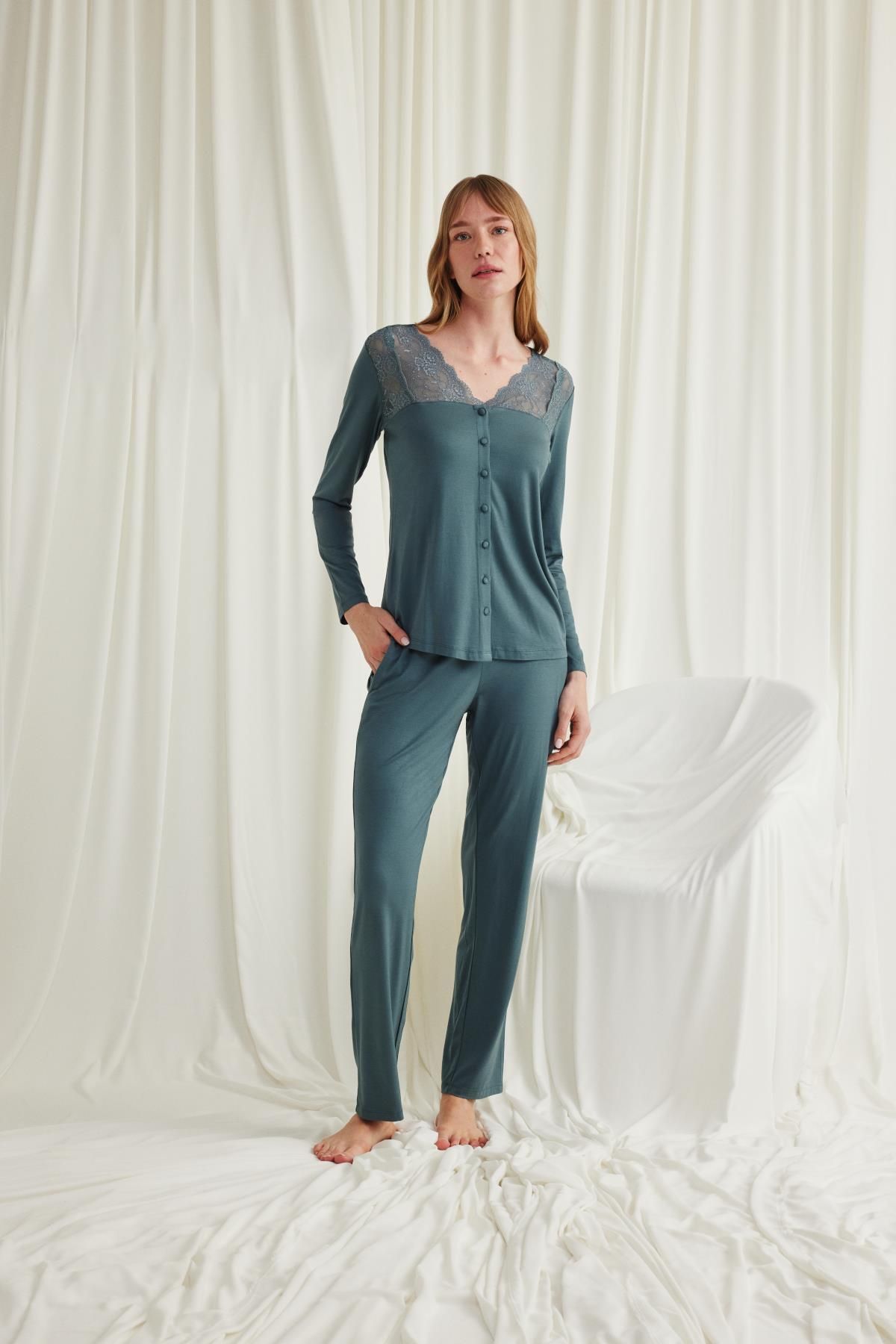 MONAMİSE Yakası Omzu ve Paçası Dantelli Boydan Düğmeli Pijama Takımı