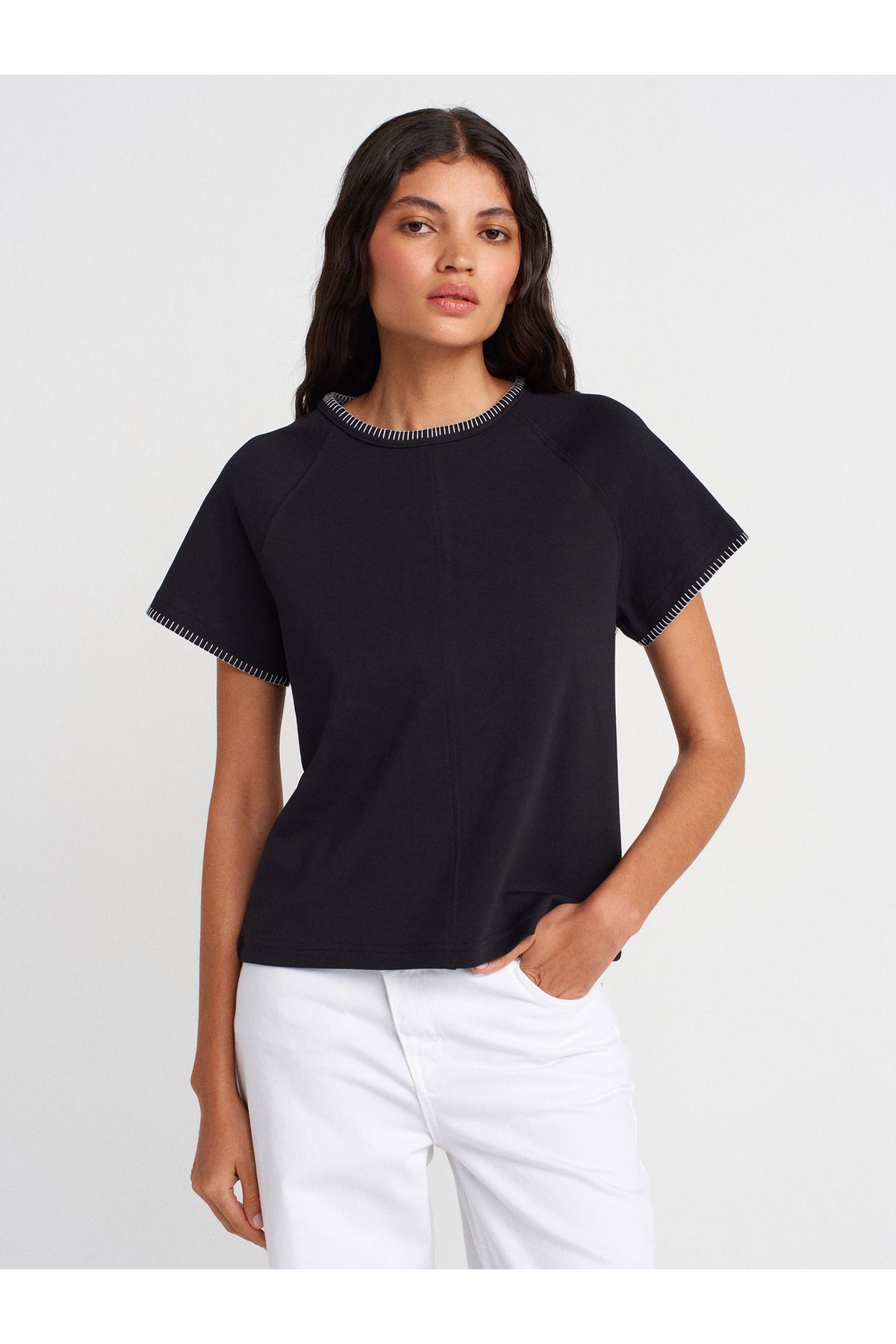 Dilvin 31824 Reglan Kol Kontrast Dikiş Detaylı T-shirt-Siyah