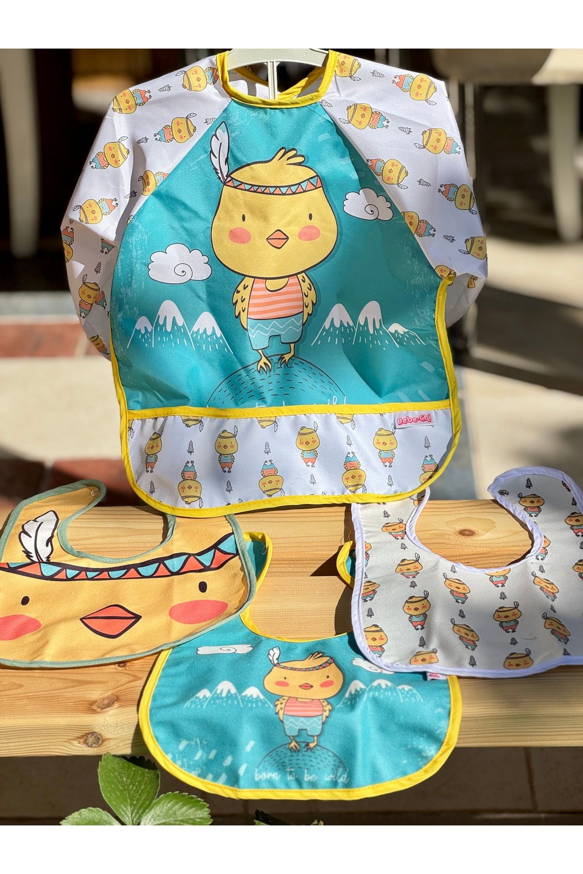 BETSY STUDIO Civciv Desenli Cepli Kollu Aktivite Önlüğü & 3lü Civciv Desenli Kutulu Önlük SET (6-24 Ay)