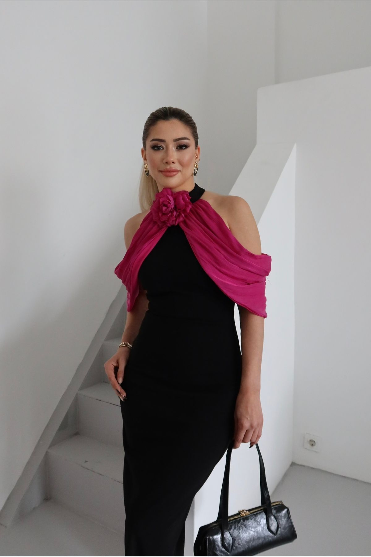 1Moda1Tarz Kadın İthal Scuba Krep Kumaş Boyun Gül Aksesuar Yoryo Şifon Fular Detay Astarlı Özel Tasarım Elbise