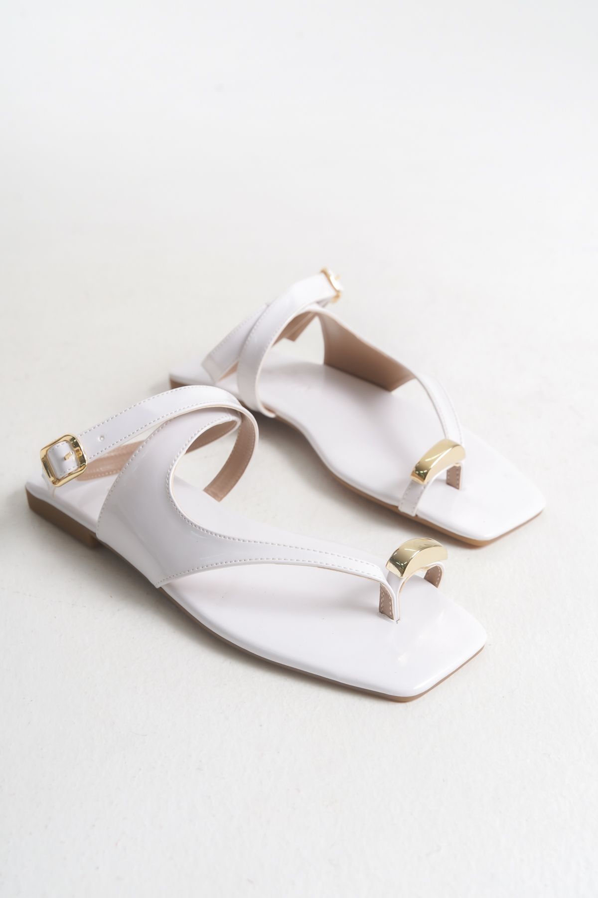 Shoesers Kadın Özel Tasarım Düz Tabanlı Parmak Arası Aksesuarlı Asimetrik Bantlı Sandalet