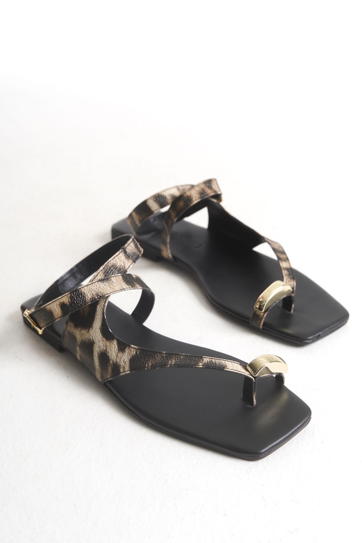 Shoesers Kadın Özel Tasarım Düz Tabanlı Parmak Arası Aksesuarlı Asimetrik Bantlı Sandalet