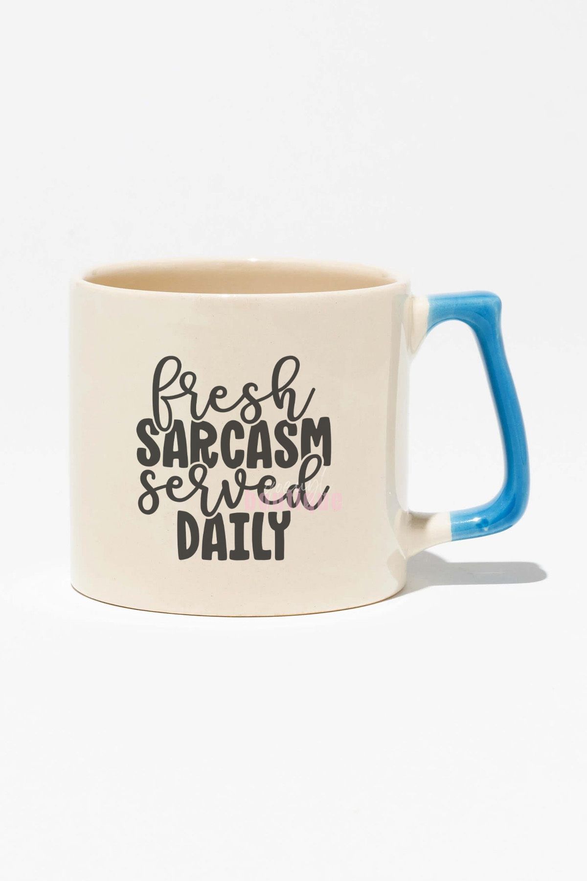 qoeuyl boutique "Fresh Sarcasm Served Daily" Sarkazm Mottosu Arkadaşa Doğum Günü Hediye Mavi Kulplu Kupa Bardak