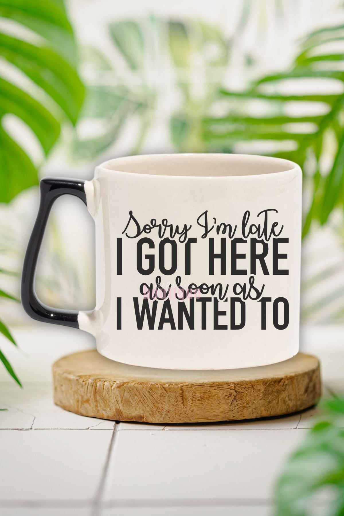 qoeuyl boutique "Sorry I'm late, came when I wanted" Komik Arkadaşa Doğum Günü Hediye Siyah Kulplu Kupa Bardak