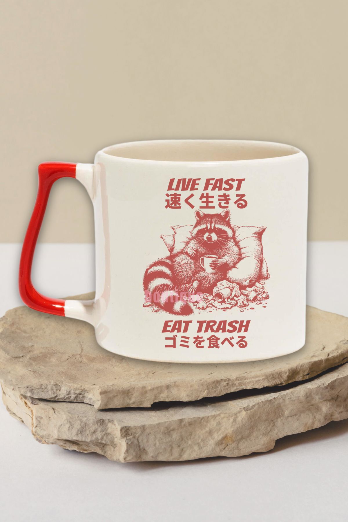 qoeuyl boutique Live Fast Eat Trash Raccoon Baskılı Komik Japon Anime Doğum Günü Hediye Kırmızı Kulplu Kupa Bardak