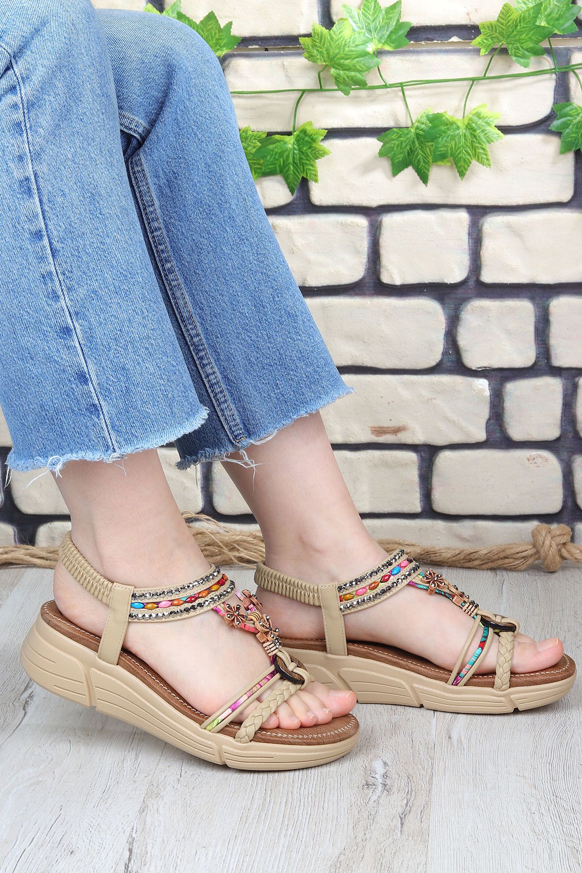 Vojo Bead Rahat Boncuk Taş Detaylı Lastikli Kadın Sandalet