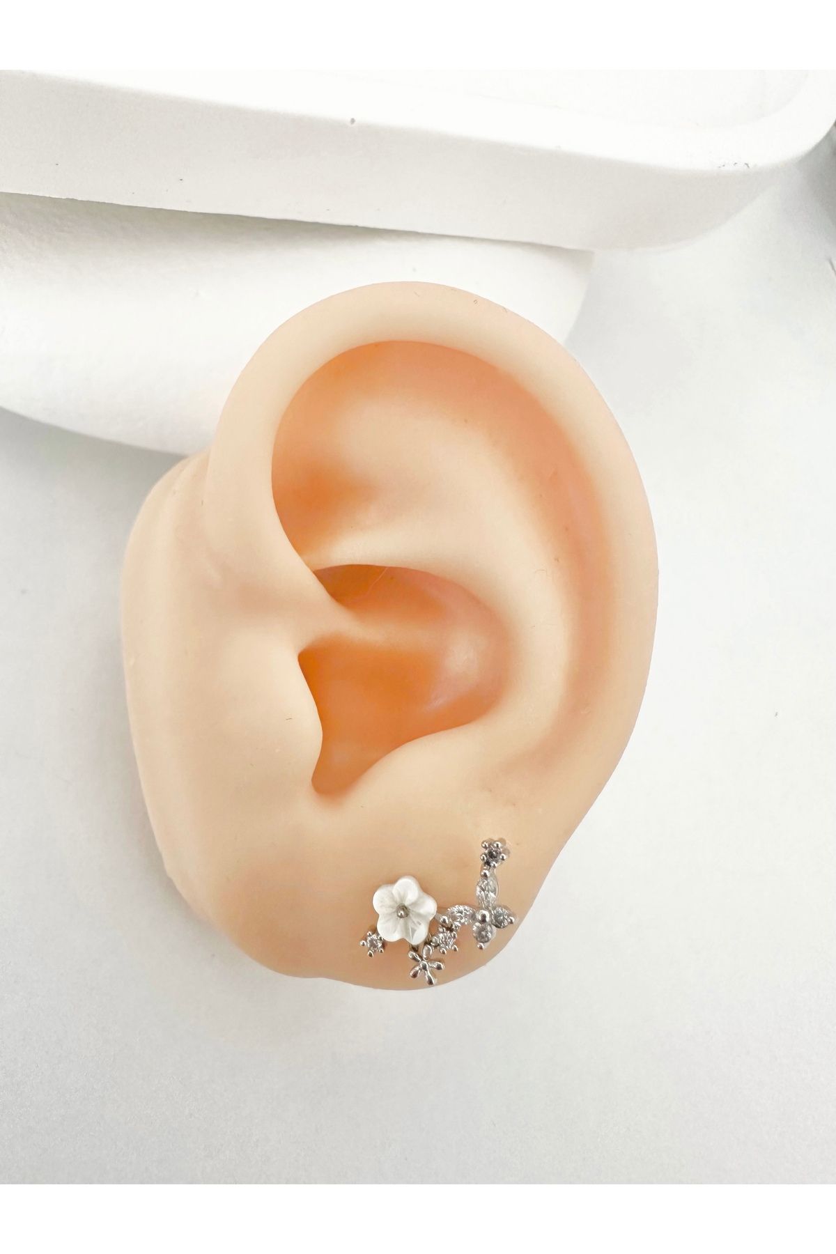 My Bellas Jewels Cerrahi Çelik Çiçek Piercing Küpe, Tragus, Helix, Flat, Lobe Uyumlu (1 Adet)