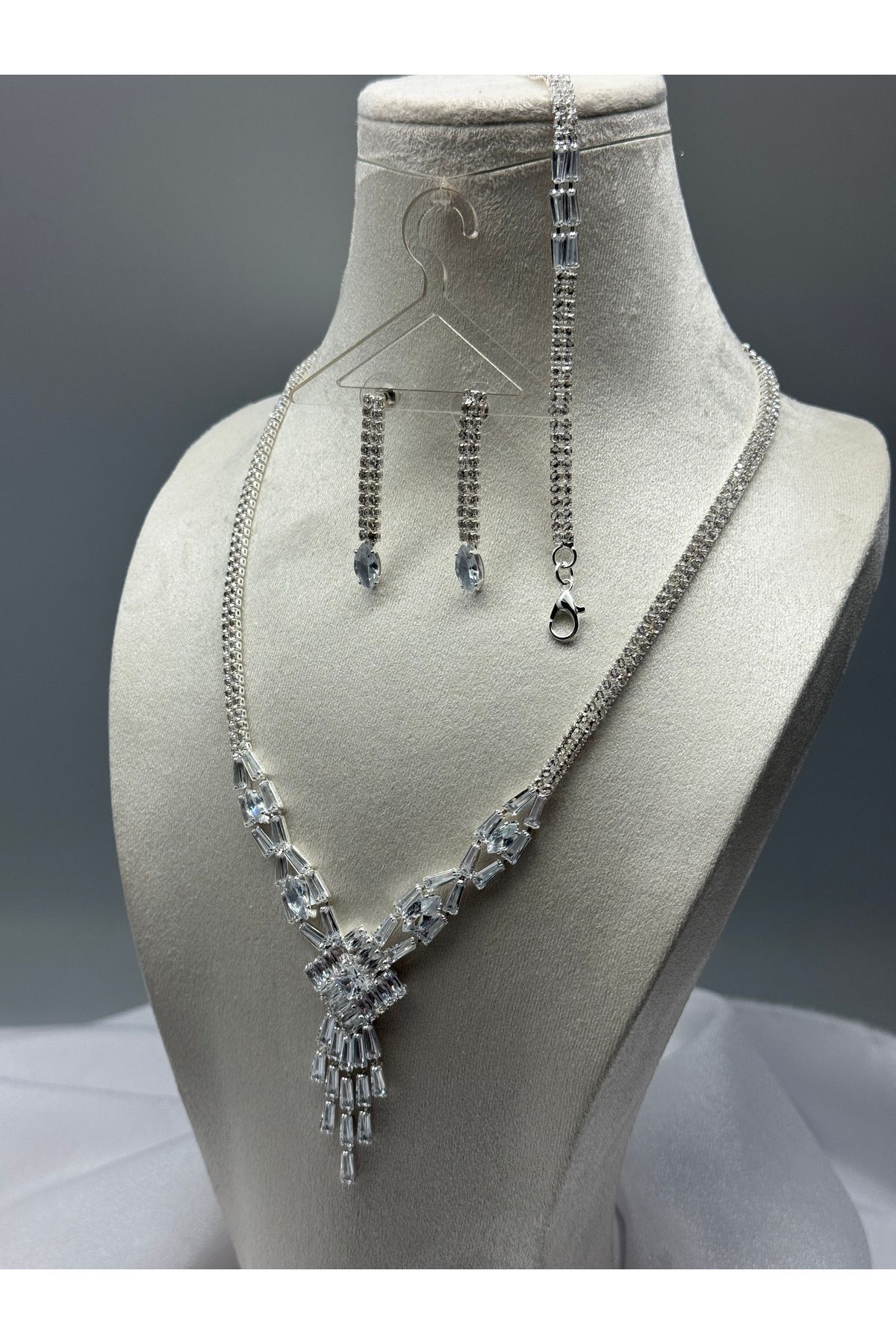 HADRA ACCESSORİES Kare Model Şık Zirkon Su Yolu Abiye Kolye Küpe Bileklik Set Gelin Takı Seti Nişan Seti Düğün Seti